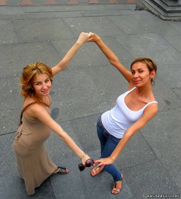 Үлкен бөкселері бар жалаңаш әдемі әйелдер